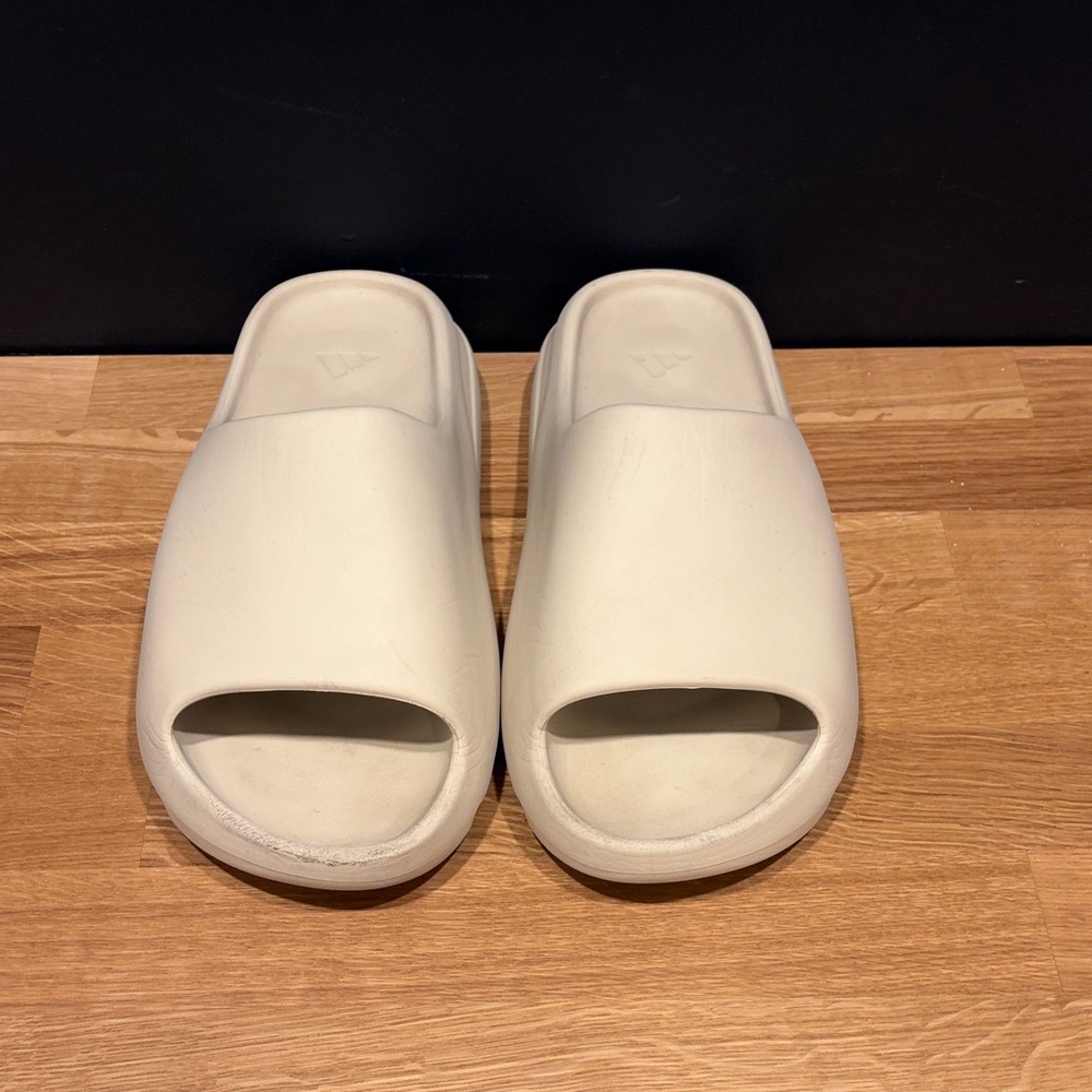 Yeezy Slide Sandals in Cloud White